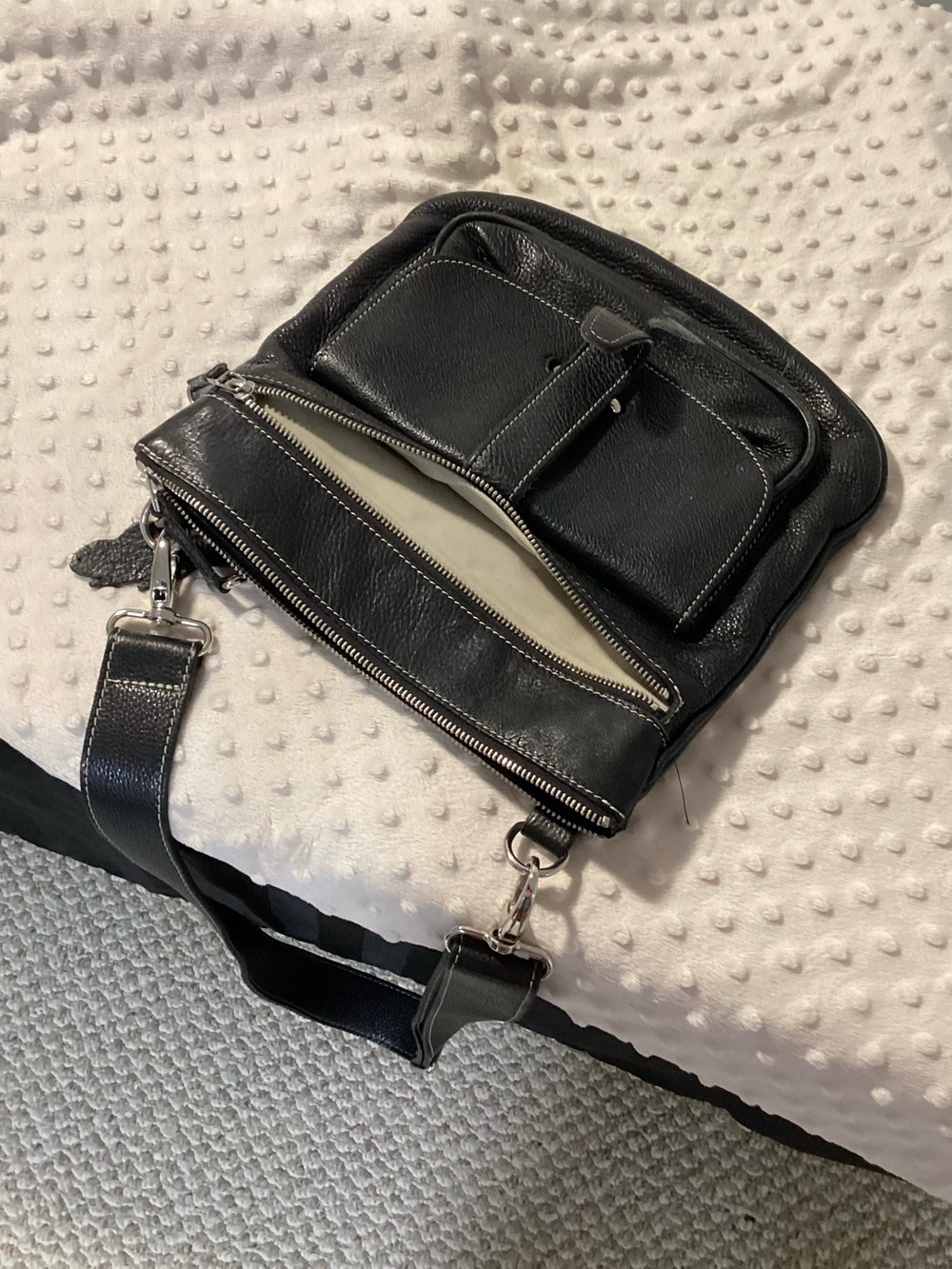 Roots Made in Canada Black Genuine Leather Side Saddle Crossbody Bag - Picture 2 of 8